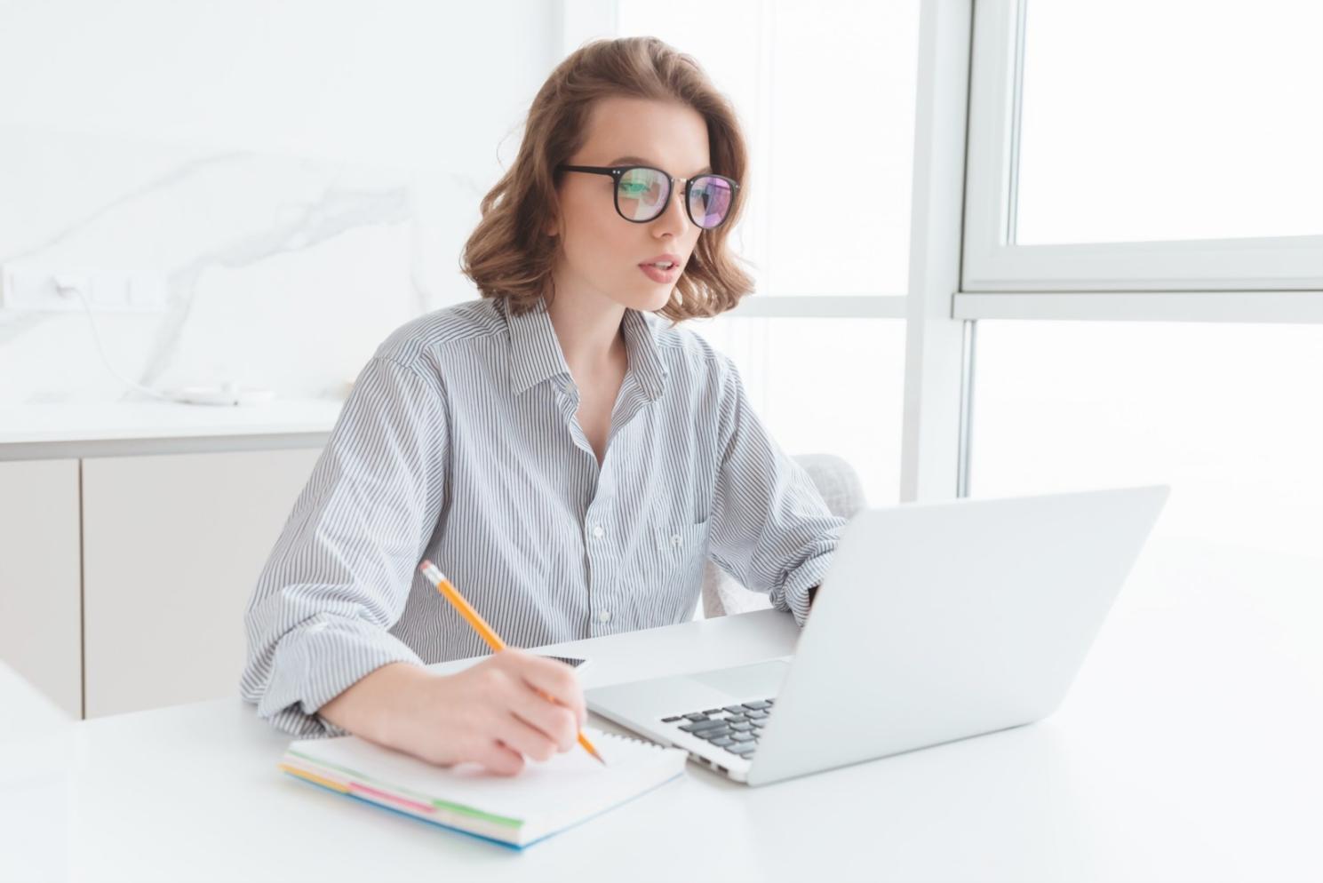 Detailierte Finanzcharts und Analysegrafiken auf professionellem Monitor